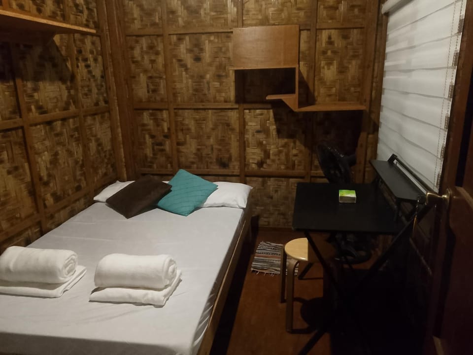 Desk, WiFi (free)