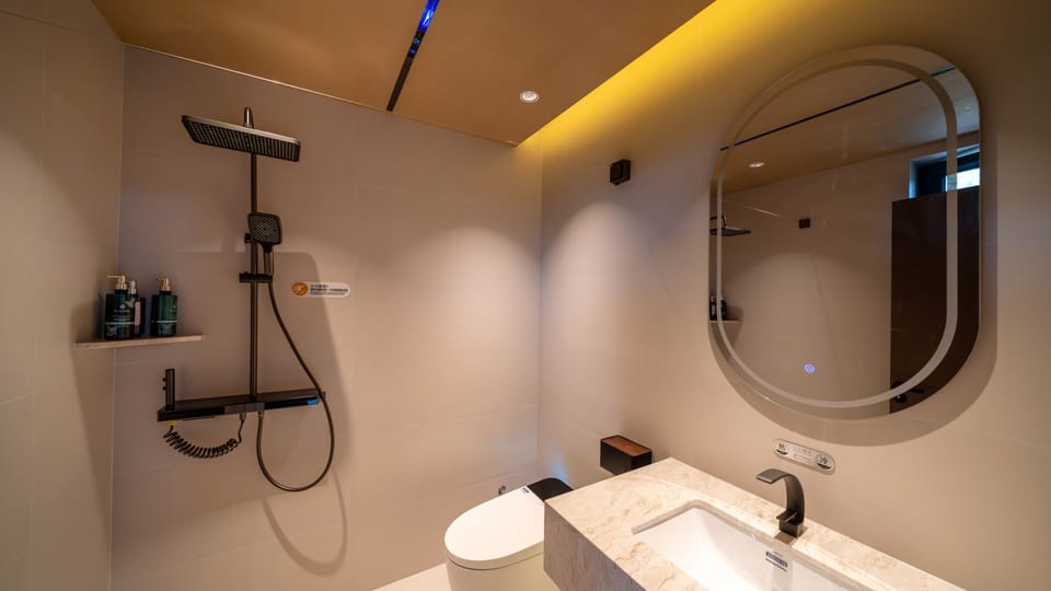 Classic Twin Room | Bathroom | Shower, hair dryer, slippers, towels