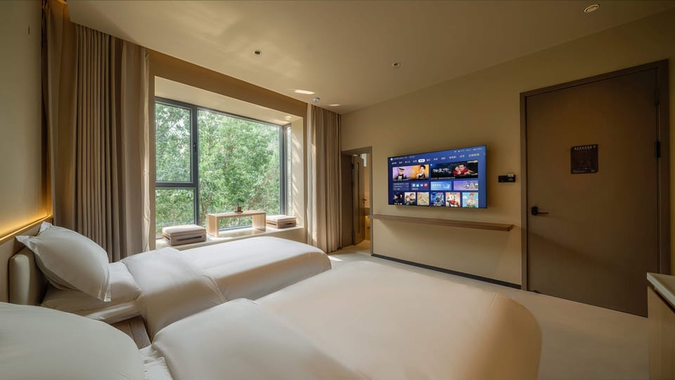 Design Twin Room | Down comforters, minibar, desk, laptop workspace