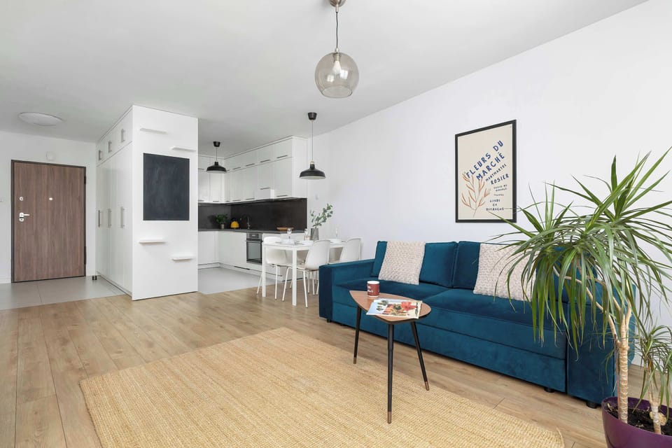 A spacious living area with a blue sofa and stylish coffee table. The bright interior offers a comfortable place for everyday relaxation.