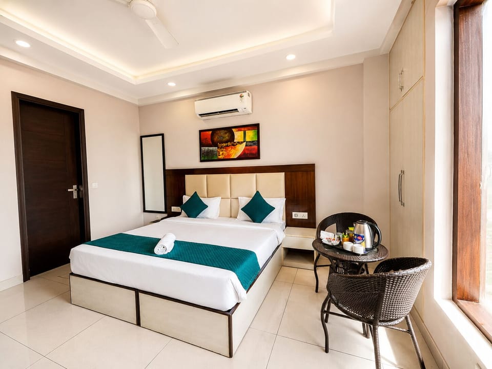 Deluxe Double Room | Iron/ironing board, free WiFi