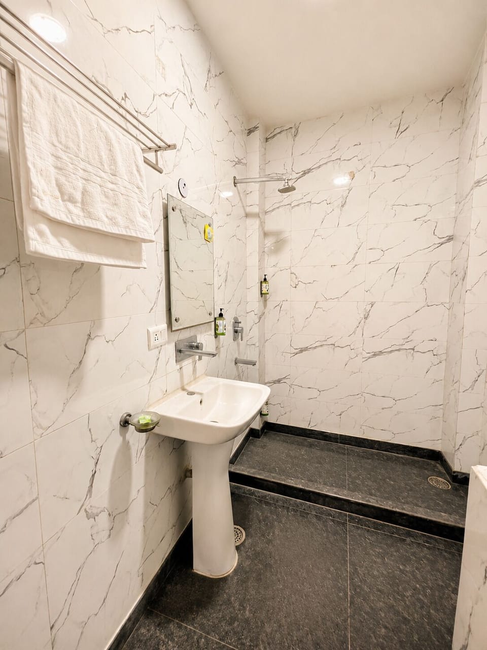 Deluxe Double Room | Bathroom | Towels, soap, shampoo, toilet paper