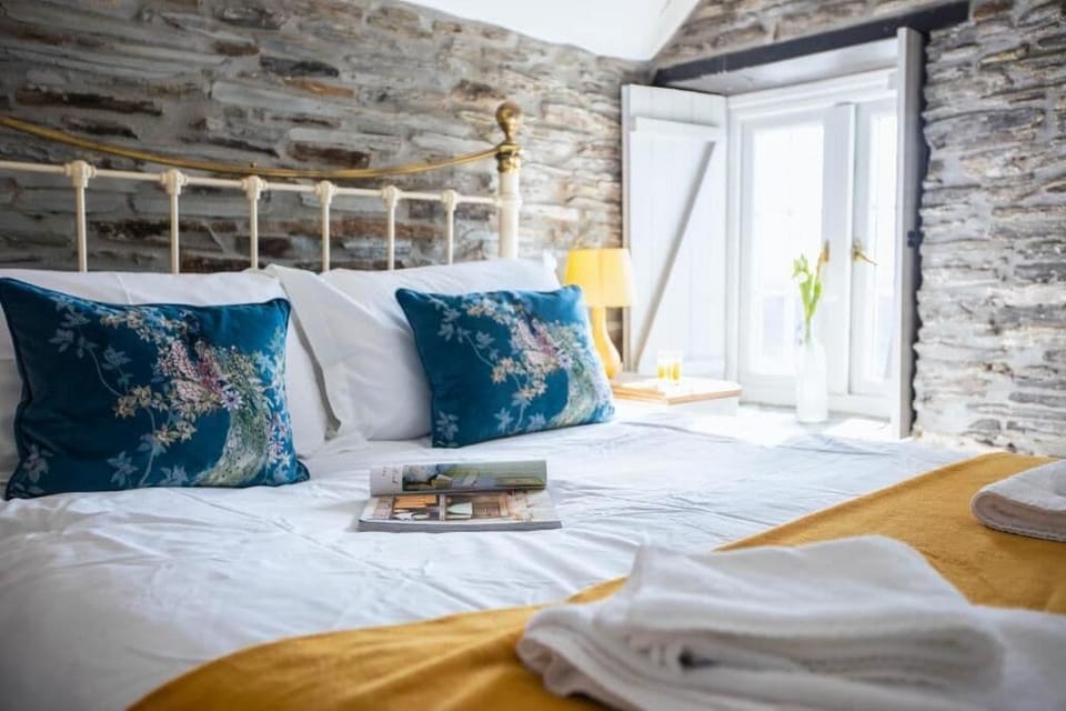 Deluxe Double Room | Iron/ironing board, free WiFi