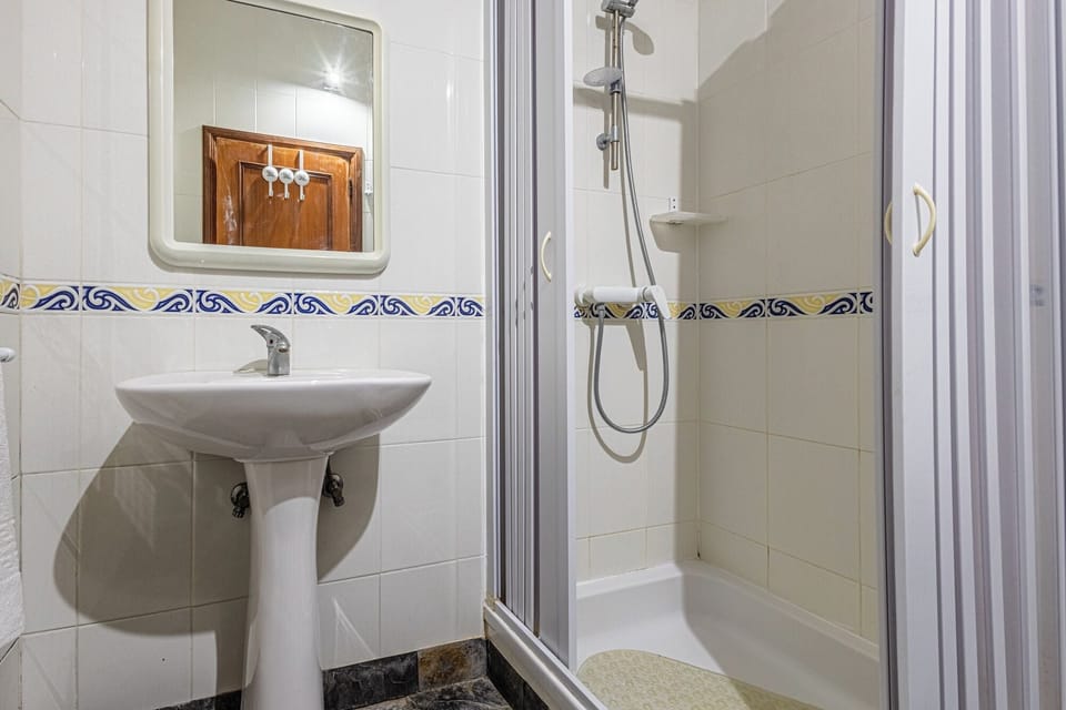 Classic Twin Room, Vineyard View | Bathroom