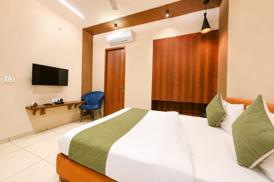 Deluxe Double Room | Desk, laptop workspace, free WiFi