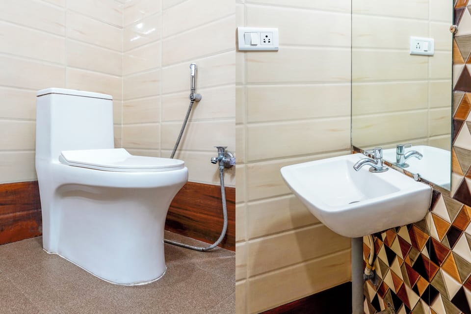 Deluxe Double Room, Multiple Beds, City View | Bathroom | Shower, free toiletries, towels