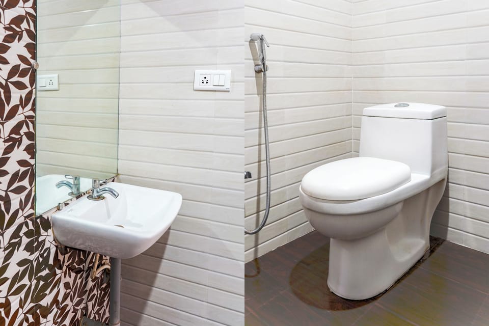 Deluxe Double Room, City View | Bathroom | Shower, free toiletries, towels