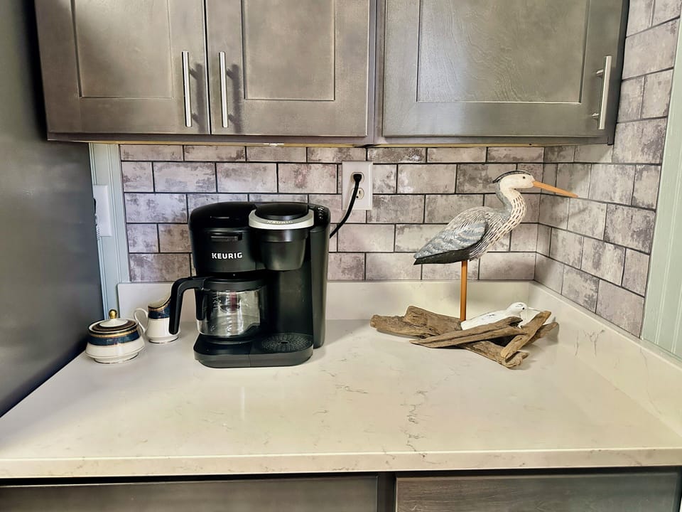 Coffee maker (you have a choice between using coffee grounds or k-cups)