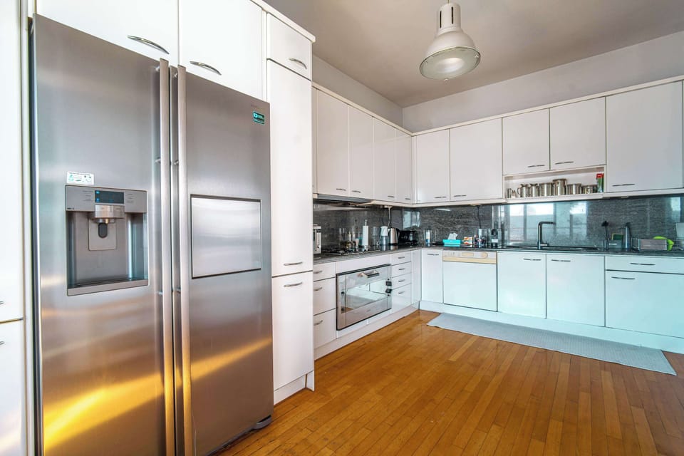 Fully equipped kitchen with moden amenties to prepare and enjoy your meals 