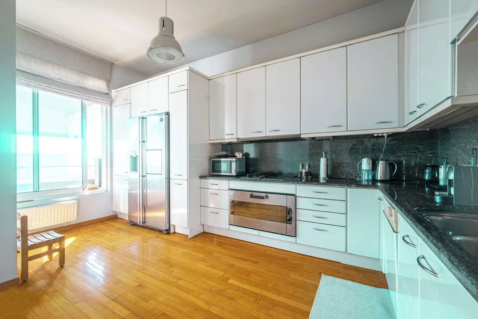Bright Kitchen and Dining Space with Contemporary Design