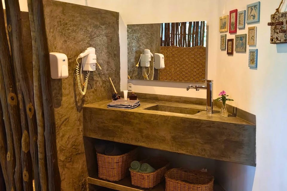Luxury Triple Room, Air conditioning, Garden View | Bathroom | Free toiletries, towels, soap, shampoo