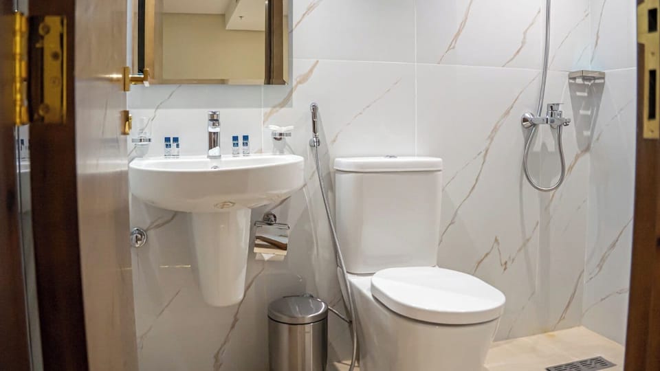 Quadruple Room | Bathroom | Shower, towels, soap, shampoo
