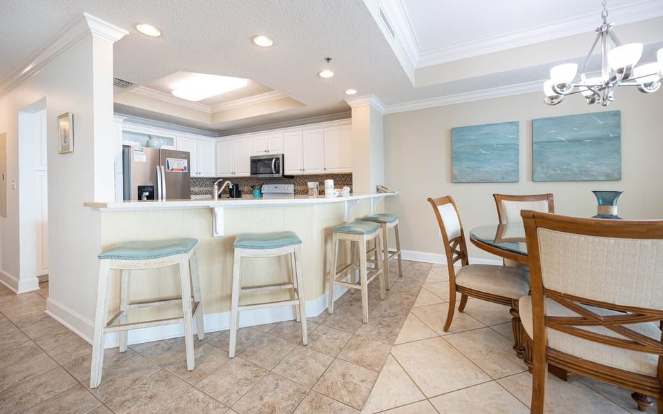 Condo, 2 Bedrooms | Dining