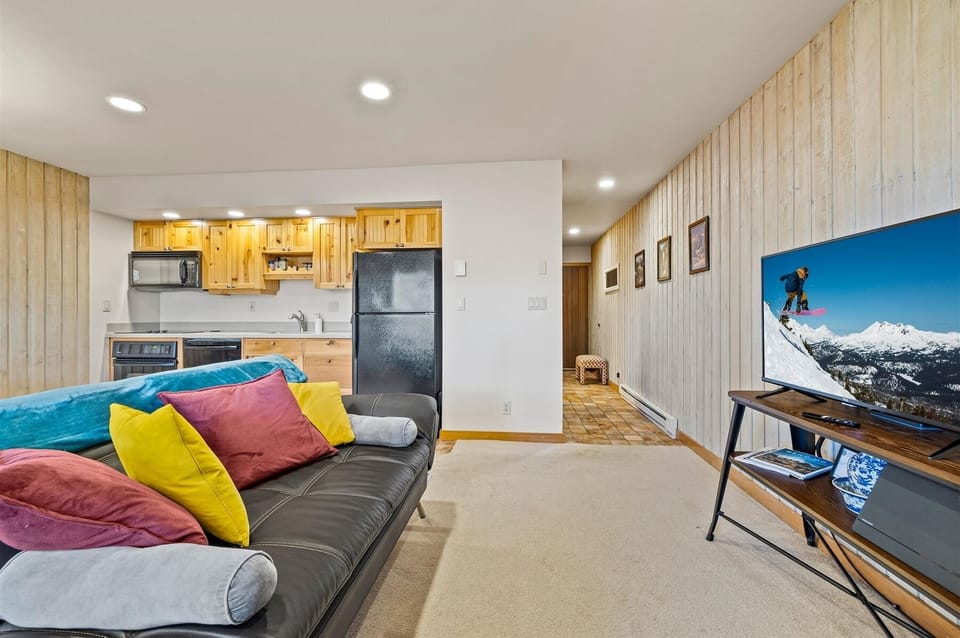 Daybed for one, electric fireplace, smart TV