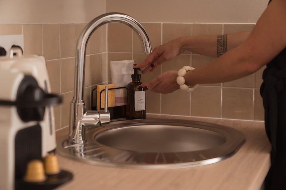 Comfort Studio, Ensuite | Private kitchen | Mini-fridge, microwave, stovetop, cookware/dishes/utensils