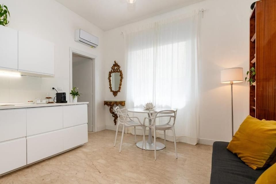 Apartment, 2 Bedrooms | Dining room