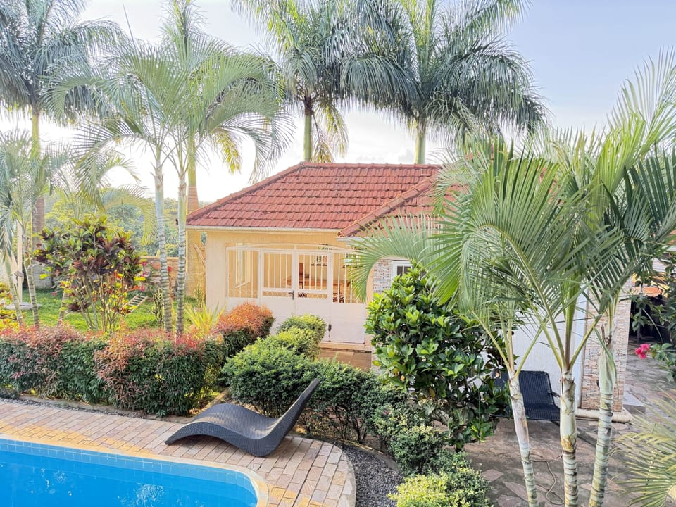 Lakeside villa9