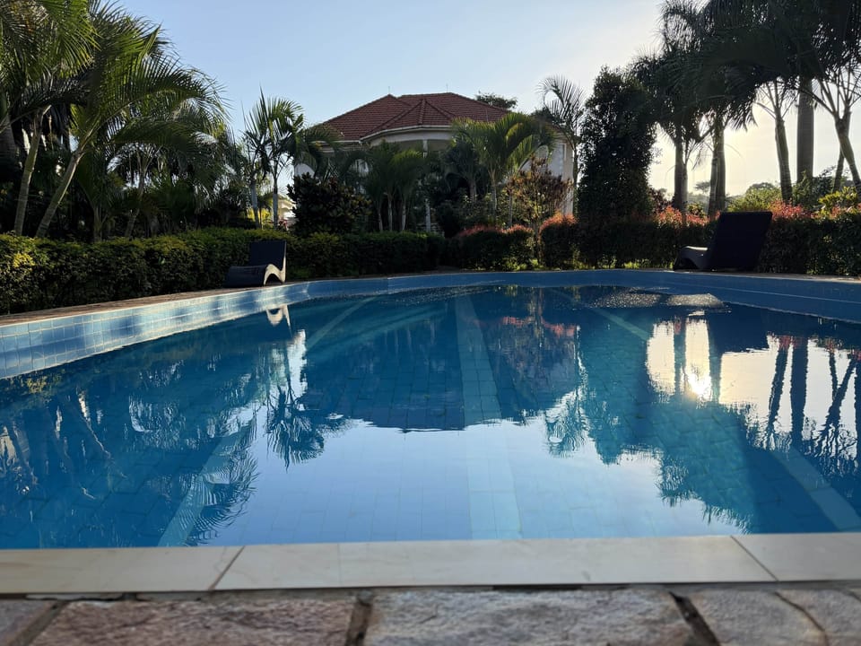 Lakeside villa4