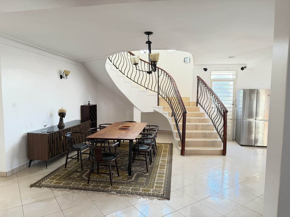 Lakeside villa10
