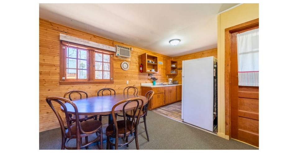 Basic Cabin, Lake View (Cabin 9) | In-room dining
