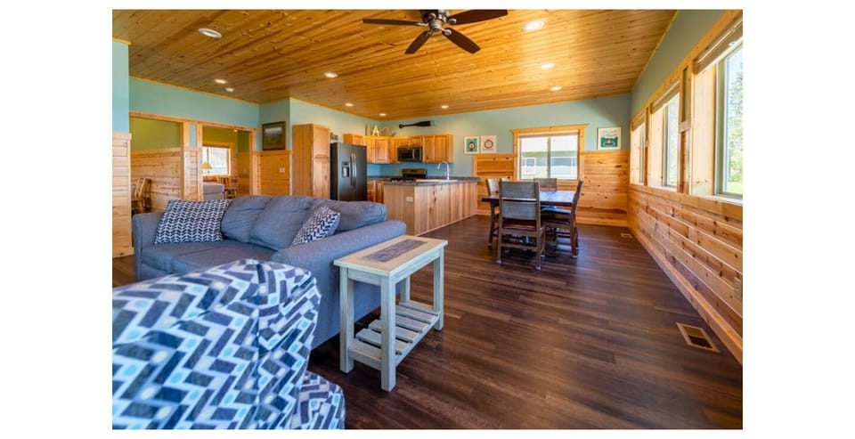 Cabin, Lake View (Sunfish) | In-room dining