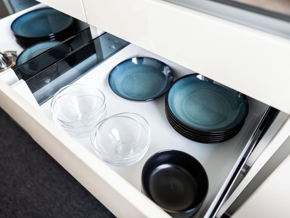Tableware, Serveware, Dishware, Natural Material, Cabinetry, Kitchen, Plate