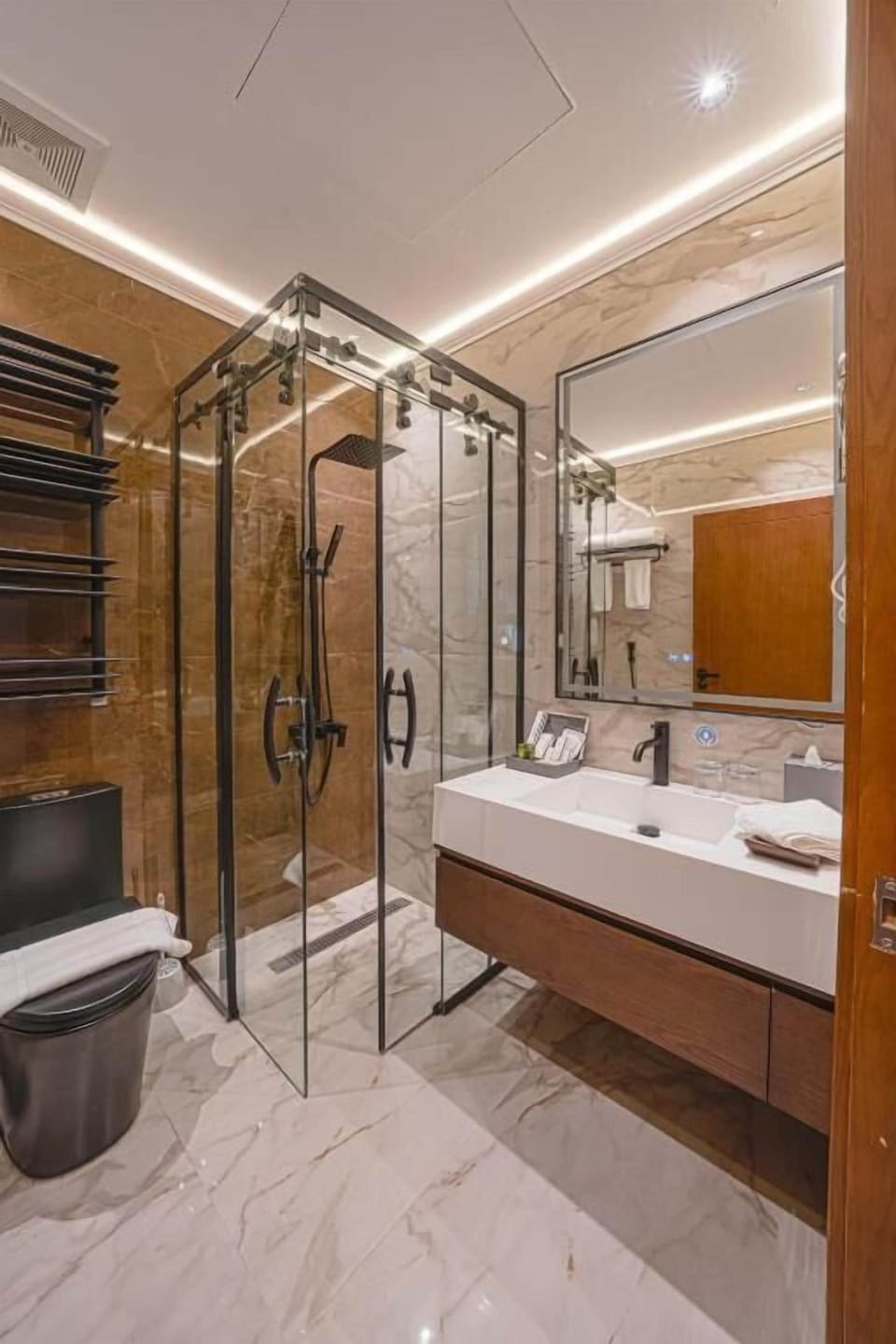Deluxe Twin Room, City View | Bathroom | Slippers