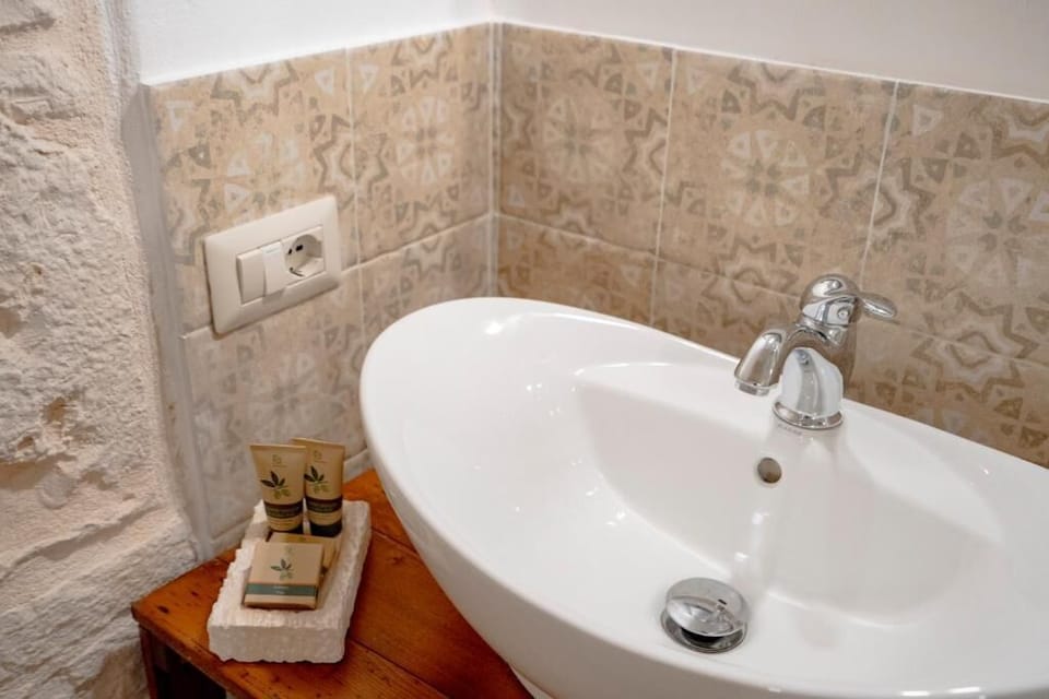 Deluxe Studio, City View | Bathroom