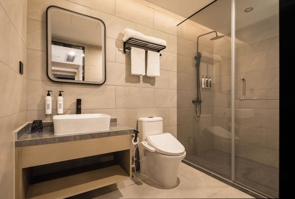 Superior Double Room | Bathroom | Shower, free toiletries, hair dryer, towels