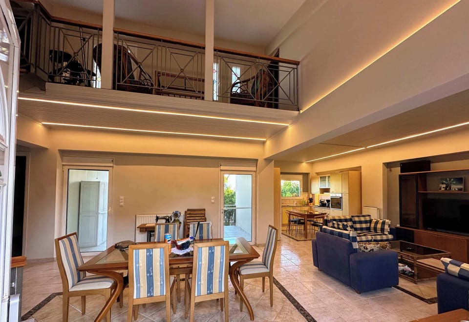 The main living and dining area combines generous proportions, warm lighting and contemporary finishes for comfortable gatherings throughout the day.