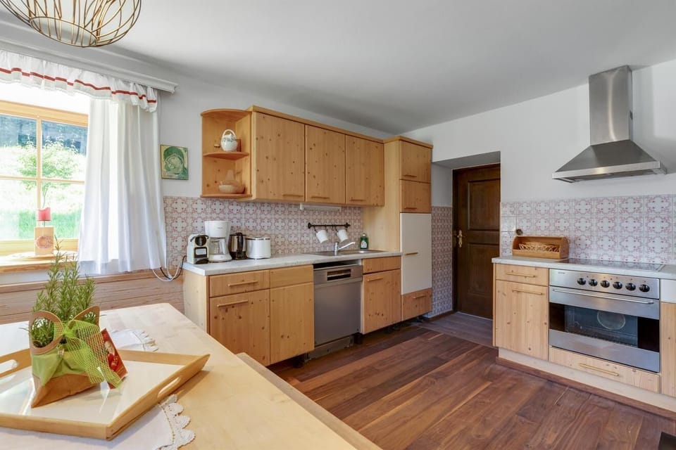 Comfort House, 4 Bedrooms, Pets Allowed, Mountain View | Private kitchen | Coffee/tea maker, electric kettle, toaster, highchair