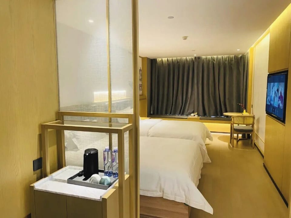 Classic Twin Room, City View | Desk, laptop workspace, free WiFi