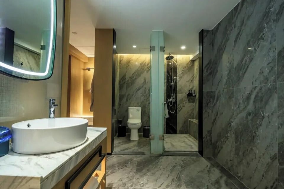 Classic Twin Room, City View | Bathroom | Shower, free toiletries, hair dryer, towels
