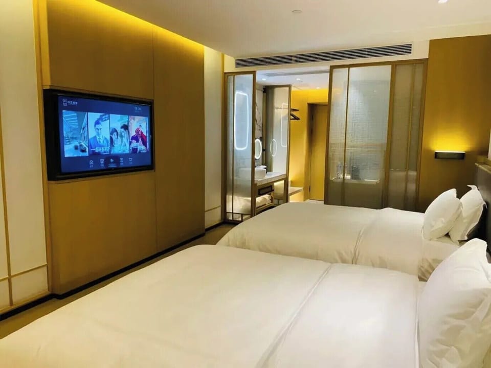 Classic Twin Room, City View | Desk, laptop workspace, free WiFi