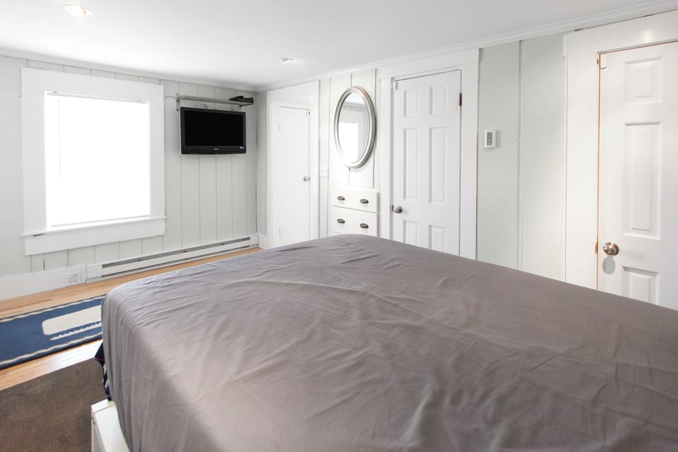 Double bed in the bedroom, featuring smart T.V