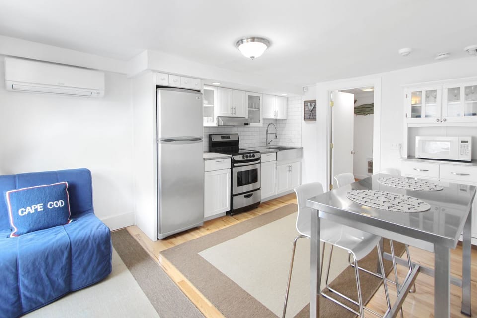 Kitchen/Dining area, leading through to washer/dryer and bathroom
