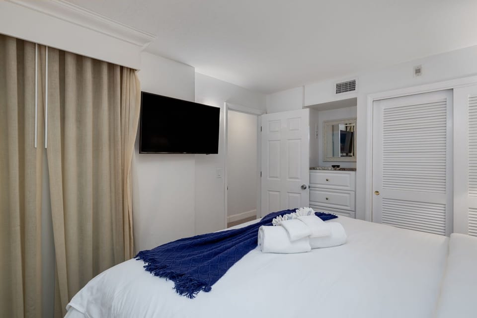 Primary bedroom with king bed and en-suite bathroom