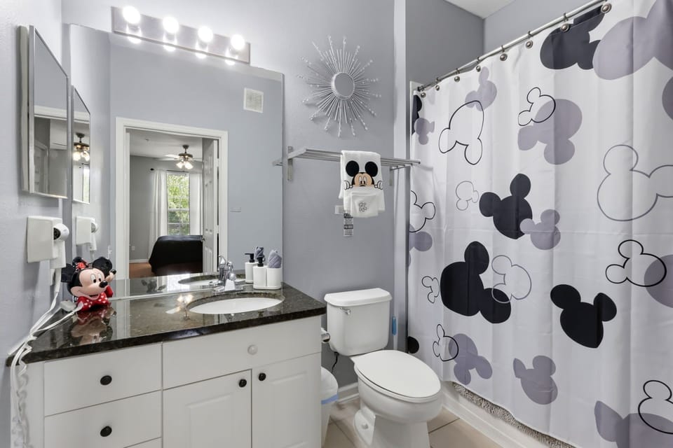 Ensuite bathroom with tub and shower combination