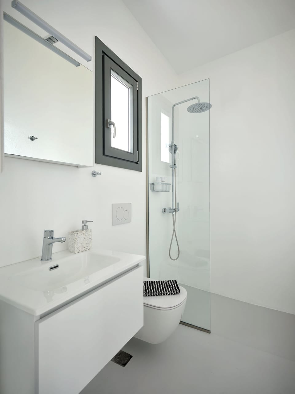 Duplex, Partial Sea View | Bathroom | Shower, free toiletries, slippers, towels