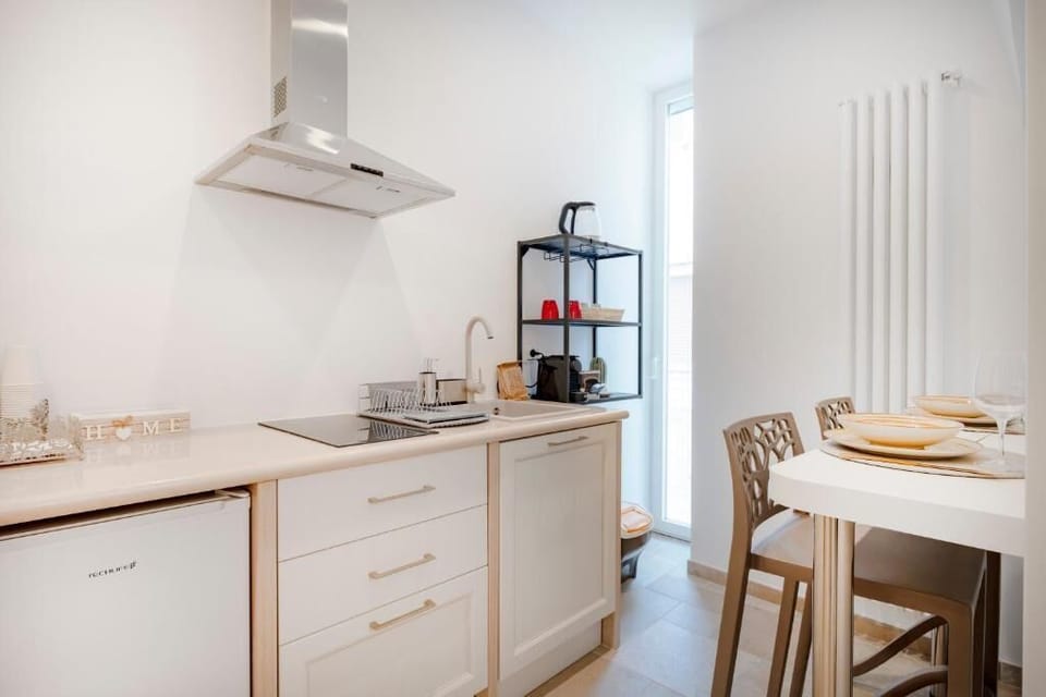 Deluxe Suite, Balcony, City View | Private kitchen