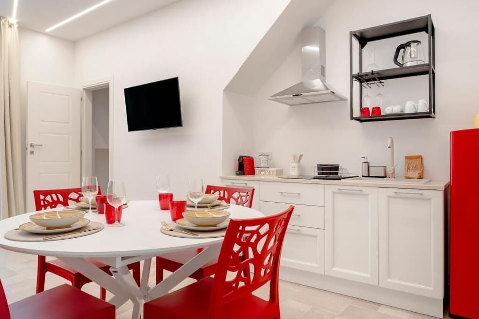 Suite, Balcony, City View | Dining