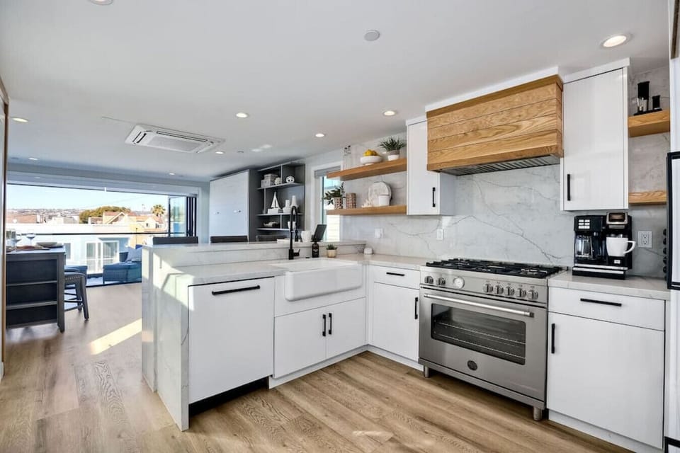 FULLY EQUIPPED KITCHEN #1 WITH COFFEE MAKER & ESSENTIAL APPLIANCES – Enjoy a modern, fully equipped kitchen designed for everything from quick snacks to home-cooked meals, featuring a coffee maker (compatible with grounds or pods), blender, rice cooker, a