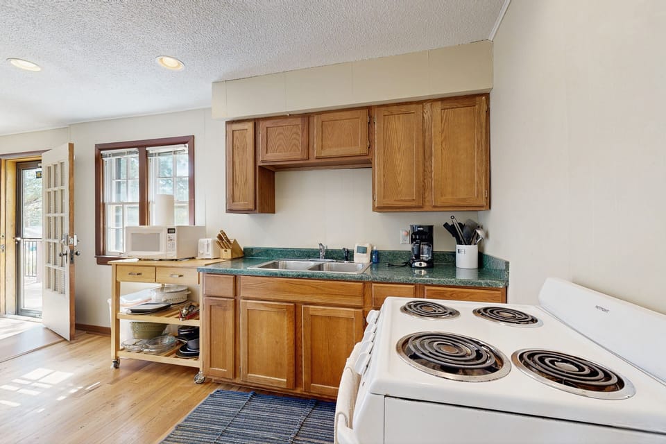 Cabin, Multiple Beds, Patio, Mountain View (Peak View Cabin) | Private kitchen