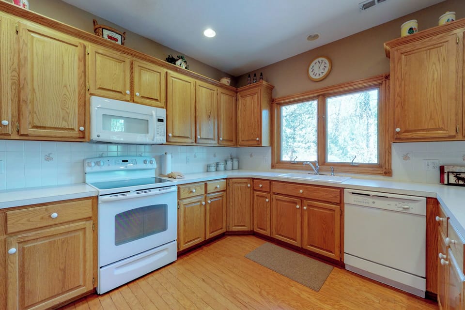 House, Multiple Beds (On Fall River) | Private kitchen