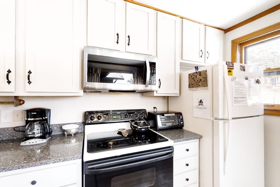 Cabin, Multiple Beds, Mountain View (Longs Peak Lookout Cabin) | Private kitchen