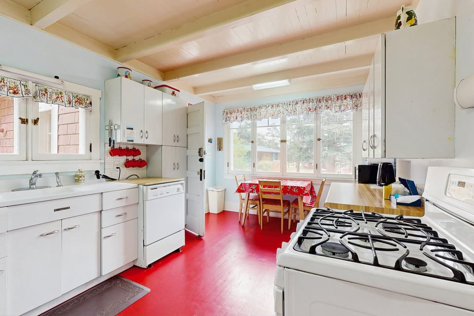 Cabin, Multiple Beds, Mountain View (Longs Peak Cabin) | Private kitchen