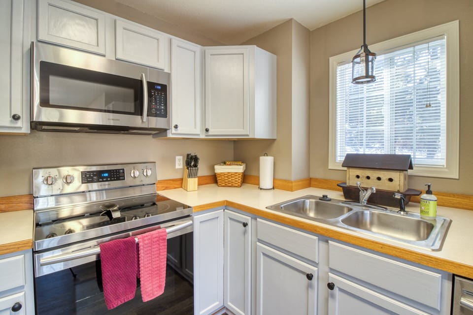 Condo, Multiple Beds, Mountain View (Quiet in the Pines) | Private kitchen