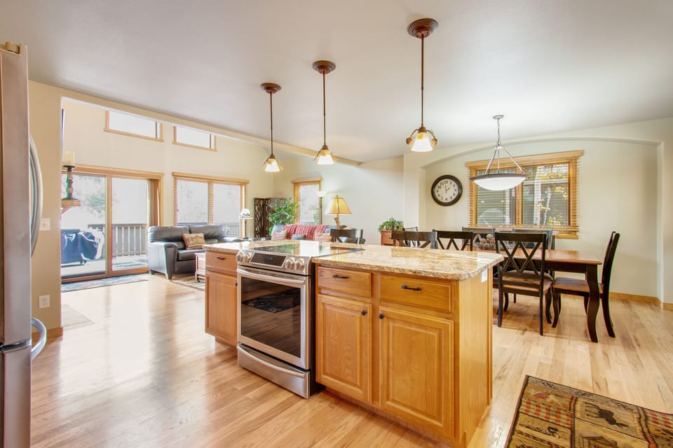 House, Multiple Beds, Mountain View (Retreat By The Rockies) | Living area