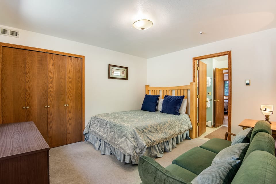 House, Multiple Beds (Whispering Wind in the Trees) | 2 bedrooms, individually decorated, individually furnished, bed sheets