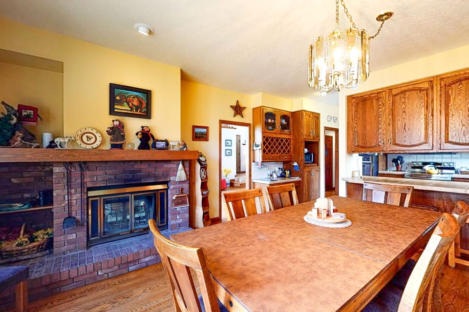 House, Multiple Beds, Mountain View (Elk Ridge Retreat) | 3 bedrooms, individually decorated, individually furnished, bed sheets